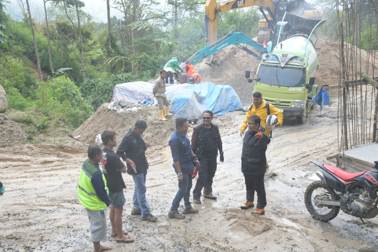 Pj Gubernur Tinjau Progres Pembangunan Jalan di Mamasa yang Menggunakan Anggaran PEN